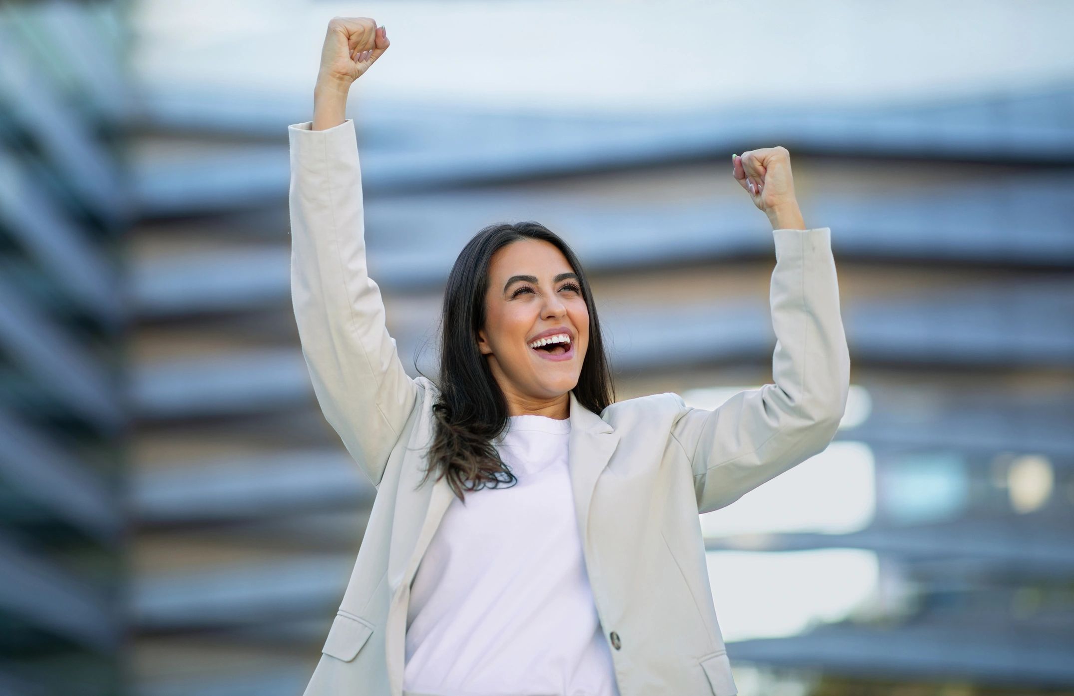 Mujer empoderada feliz éxito