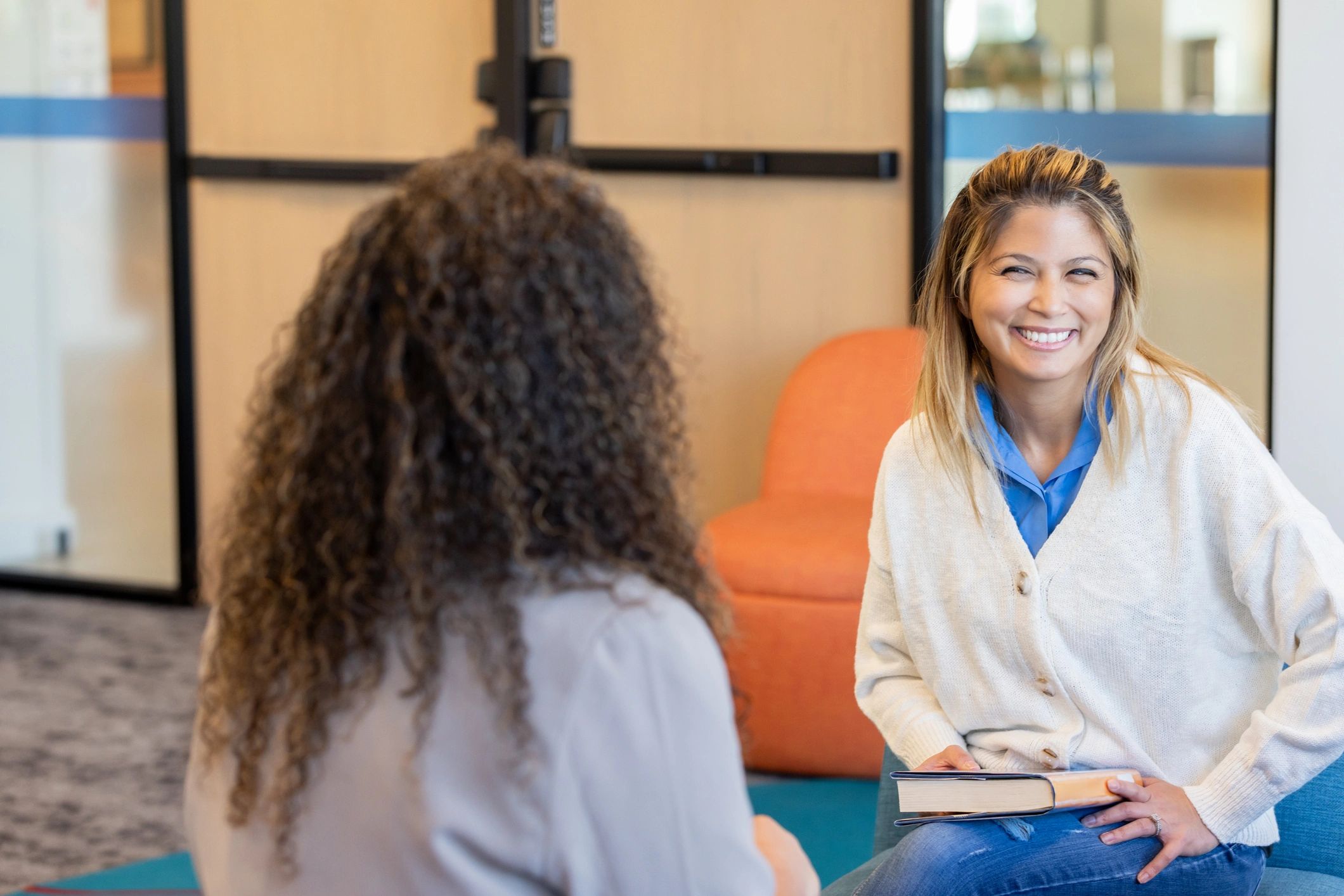 Mujeres sonrientes testimonio coaching desarrollo personal